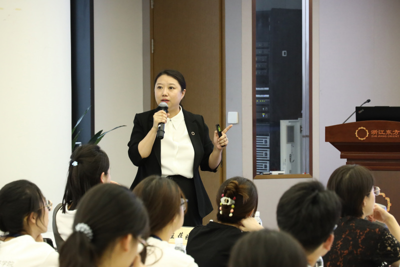 浙江大學(xué)經(jīng)濟(jì)學(xué)院、國(guó)際聯(lián)合商學(xué)院全國(guó)優(yōu)秀大學(xué)生夏令營(yíng)到浙江東方參訪 何欣.jpg